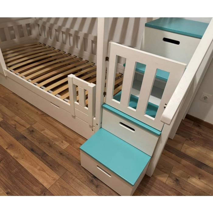 łóżko ze schodami i daszkiem z przestrzenią do zabawy pod spodem